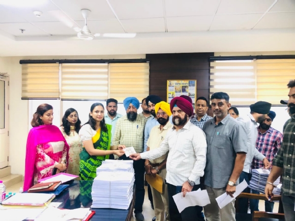 ਡਿਪਟੀ ਕਮਿਸ਼ਨਰ ਕੋਮਲ ਮਿੱਤਲ ਸਿਆਸੀ ਪਾਰਟੀਆਂ ਦੇ ਨੁਮਾਇੰਦਿਆਂ ਨੂੰ ਡਰਾਫਟ ਵੋਟਰ ਸੂਚੀਆਂ ਸੋਂਪਦੇ ਹੋਏ।