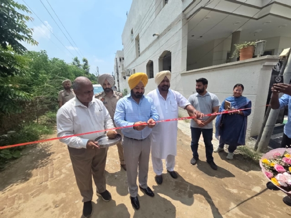 ਵਿਧਾਇਕ ਅਜੀਤਪਾਲ ਸਿੰਘ ਕੋਹਲੀ ਵਾਰਡ ਨੰਬਰ 60 ਵਿਖੇ ਸੜਕਾਂ ਦਾ ਉਦਘਾਟਨ ਕਰਦੇ ਹੋਏ।