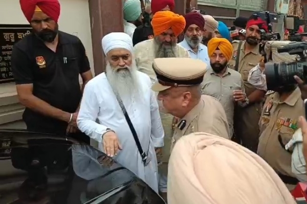 ਪੁਲਿਸ ਕਮਿਸ਼ਨਰ ਹਰਮਨਬੀਰ ਸਿੰਘ ਗਿੱਲ ਨੂੰ ਜਾਣਕਾਰੀ ਦਿੰਦੇ ਹੋਏ ਸਾਬਕਾ ਜਥੇਦਾਰ ਗਿਆਨੀ ਰਘਬੀਰ ਸਿੰਘ। ਪੁਲਿਸ ਕਮਿਸ਼ਨਰ ਹਰਮਨਬੀਰ ਸਿੰਘ ਗਿੱਲ ਨੂੰ ਜਾਣਕਾਰੀ ਦਿੰਦੇ ਹੋਏ ਸਾਬਕਾ ਜਥੇਦਾਰ ਗਿਆਨੀ ਰਘਬੀਰ ਸਿੰਘ।