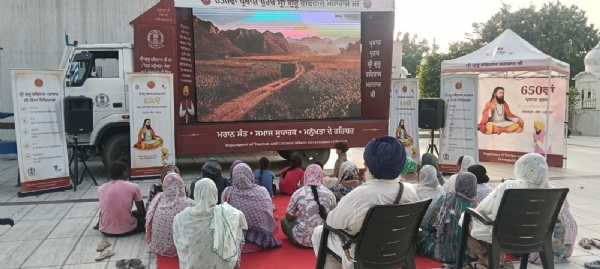 ਸ੍ਰੀ ਗੁਰੂ ਰਵਿਦਾਸ ਜੀ ਦੀ ਵਿਸ਼ੇਸ਼ ਦਸਤਾਵੇਜ਼ੀ ਦੇਖਦੇ ਹੋਏ ਪਿੰਡ ਵਾਸੀ। ਸ੍ਰੀ ਗੁਰੂ ਰਵਿਦਾਸ ਜੀ ਦੀ ਵਿਸ਼ੇਸ਼ ਦਸਤਾਵੇਜ਼ੀ ਦੇਖਦੇ ਹੋਏ ਪਿੰਡ ਵਾਸੀ।