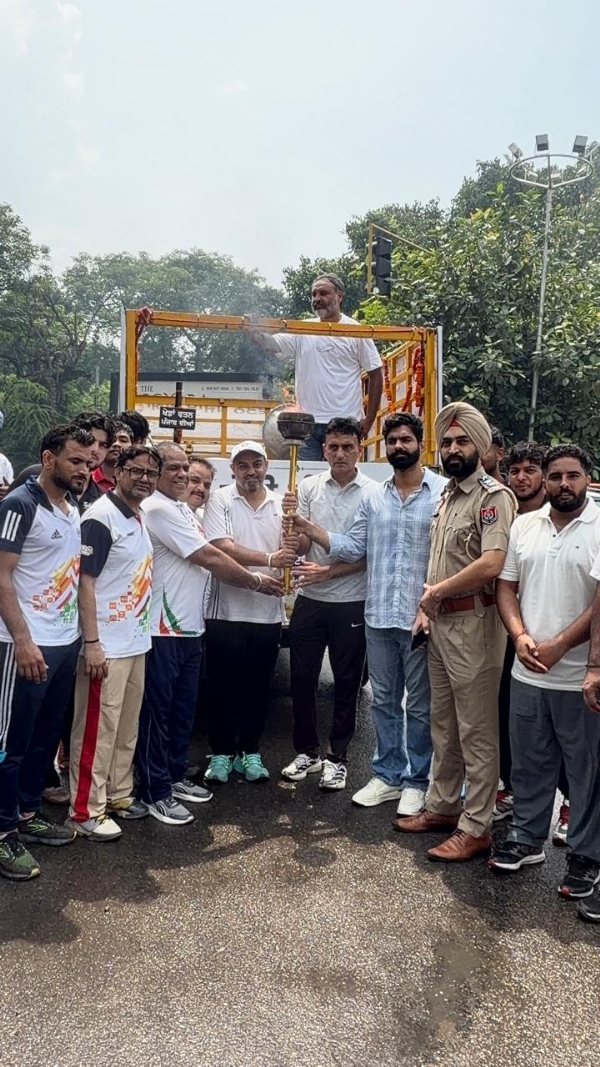 ਖੇਡਾਂ ਵਤਨ ਪੰਜਾਬ ਦੀਆਂ-2026 ਦੀ ਮਸ਼ਾਲ ਰਸੀਵ ਕਰਦੇ ਹੋਏ ਅਧਿਕਾਰੀ ਖੇਡਾਂ ਵਤਨ ਪੰਜਾਬ ਦੀਆਂ-2026 ਦੀ ਮਸ਼ਾਲ ਰਸੀਵ ਕਰਦੇ ਹੋਏ ਅਧਿਕਾਰੀ