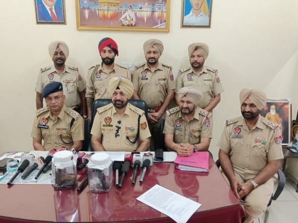 ਮਾਮਲੇ ਸਬੰਧੀ ਜਾਣਕਾਰੀ ਦਿੰਦੇ ਹੋਏ ਐੱਸ.ਪੀ. (ਤਫਤੀਸ਼) ਹਰਿੰਦਰ ਸਿੰਘ ਗਿੱਲ। ਮਾਮਲੇ ਸਬੰਧੀ ਜਾਣਕਾਰੀ ਦਿੰਦੇ ਹੋਏ ਐੱਸ.ਪੀ. (ਤਫਤੀਸ਼) ਹਰਿੰਦਰ ਸਿੰਘ ਗਿੱਲ।