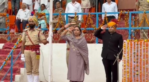 ਸਲਾਮੀ ਦਿੰਦੇ ਹੋਏ ਕੈਬਨਿਟ ਮੰਤਰੀ ਪੰਜਾਬ ਡਾ. ਬਲਜੀਤ ਕੌਰ। ਸਲਾਮੀ ਦਿੰਦੇ ਹੋਏ ਕੈਬਨਿਟ ਮੰਤਰੀ ਪੰਜਾਬ ਡਾ. ਬਲਜੀਤ ਕੌਰ।