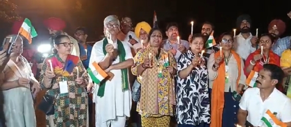ਲੋਕਾਂ ਮੋਮਬੱਤੀਆਂ ਜਗਾ ਕੇ ਦੋਵੇਂ ਦੇਸ਼ਾਂ ਵਿਚਕਾਰ ਅਮਨ ਅਤੇ ਸ਼ਾਂਤੀ ਦੀ ਅਰਦਾਸ ਕਰਦੇ ਹੋਏ। ਲੋਕਾਂ ਮੋਮਬੱਤੀਆਂ ਜਗਾ ਕੇ ਦੋਵੇਂ ਦੇਸ਼ਾਂ ਵਿਚਕਾਰ ਅਮਨ ਅਤੇ ਸ਼ਾਂਤੀ ਦੀ ਅਰਦਾਸ ਕਰਦੇ ਹੋਏ।