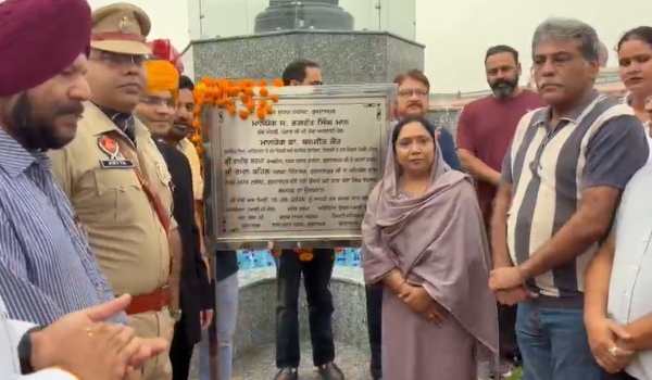 ਸ਼ਹੀਦ ਹੋਏ ਜਵਾਨਾਂ ਦੀ ਯਾਦ ਵਿੱਚ ਬਣਾਏ ਗਏ ਸਮਾਰਕ ਦਾ ਉਦਘਾਟਨ ਕਰਦੇ ਹੋਏ ਮੰਤਰੀ ਡਾ. ਬਲਜੀਤ ਕੌਰ। ਸ਼ਹੀਦ ਹੋਏ ਜਵਾਨਾਂ ਦੀ ਯਾਦ ਵਿੱਚ ਬਣਾਏ ਗਏ ਸਮਾਰਕ ਦਾ ਉਦਘਾਟਨ ਕਰਦੇ ਹੋਏ ਮੰਤਰੀ ਡਾ. ਬਲਜੀਤ ਕੌਰ।