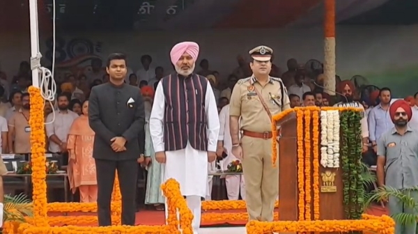 ਰਾਸ਼ਟਰੀ ਗੀਤ ਦੌਰਾਲ ਹਾਜ਼ਰ ਵਿੱਤ ਮੰਤਰੀ ਹਰਪਾਲ ਸਿੰਘ ਚੀਮਾ ਨਾਲ ਡੀ.ਸੀ. ਹਿਮਾਂਸ਼ੂ ਜੈਨ  ਅਤੇ ਸੀਪੀ ਲੁਧਿਆਣਾ ਸਵਾਪਨ ਸ਼ਰਮਾ।