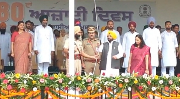 ਮੋਹਾਲੀ ਵਿੱਚ ਕਰਵਾਏ ਗਏ ਜ਼ਿਲ੍ਹਾ ਪੱਧਰੀ ਸਮਾਗਮ ਦੌਰਾਨ ਕੈਬਨਿਟ ਮੰਤਰੀ ਹਰਭਜਨ ਸਿੰਘ ਈਟੀਓ ਰਾਸ਼ਟਰੀ ਝੰਡਾ ਫਹਿਰਾਉਂਦੇ ਹੋਏ।