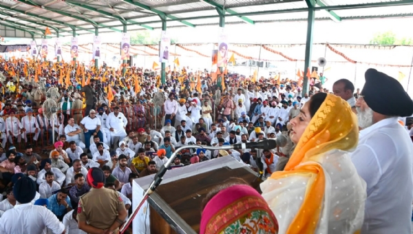 MP Harsimrat Kaur Badal addressing MP Harsimrat Kaur Badal addressing