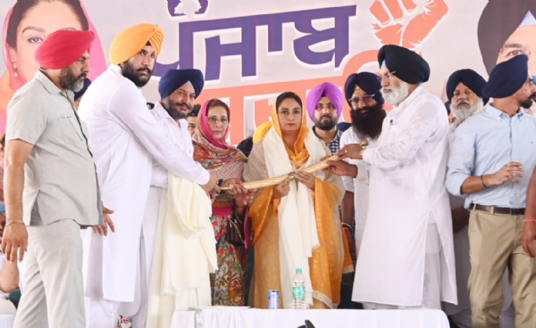 ਸੰਸਦ ਮੈਂਬਰ ਹਰਸਿਮਰਤ ਕੌਰ ਬਾਦਲ ਦਾ ਸਨਮਾਨ ਕਰਦੇ ਹੋਏ ਸੀਨੀਅਰ ਅਕਾਲੀ ਆਗੂ। ਸੰਸਦ ਮੈਂਬਰ ਹਰਸਿਮਰਤ ਕੌਰ ਬਾਦਲ ਦਾ ਸਨਮਾਨ ਕਰਦੇ ਹੋਏ ਸੀਨੀਅਰ ਅਕਾਲੀ ਆਗੂ।
