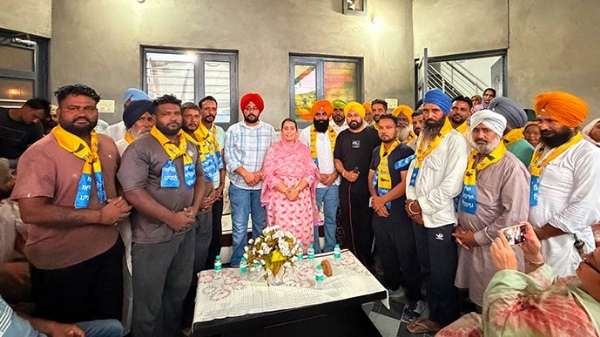 ਕਾਂਗਰਸ ਆਗੂ ਹਰਦੀਪ ਸਿੰਘ ਫੌਜੀ ਤੇ ਸਾਥੀਆਂ ਨੂੰ ਆਪ ’ਚ ਸ਼ਾਮਲ ਕਰਦੇ ਹੋਏ ਵਿਧਾਇਕ ਨਰਿੰਦਰ ਕੌਰ ਭਰਾਜ।