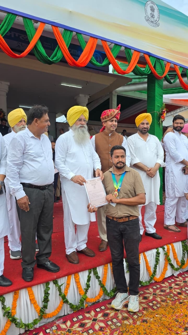 ਪਟਿਆਲਾ ’ਚ ਐਸਆਈਆਰ ‘ਚ ਬਿਹਤਰੀਨ ਕਾਰਗੁਜ਼ਾਰੀ ਵਾਲੇ ਸੁਪਰਵਾਈਜ਼ਰ ਤੇ ਬੀ.ਐੱਲ.ਓਜ਼ ਦਾ ਸਨਮਾਨ ਕਰਦੇ ਹੋਏ ਮੰਤਰੀ ਗੁਰਮੀਤ ਸਿੰਘ ਖੁੱਡੀਆਂ । ਪਟਿਆਲਾ ’ਚ ਐਸਆਈਆਰ ‘ਚ ਬਿਹਤਰੀਨ ਕਾਰਗੁਜ਼ਾਰੀ ਵਾਲੇ ਸੁਪਰਵਾਈਜ਼ਰ ਤੇ ਬੀ.ਐੱਲ.ਓਜ਼ ਦਾ ਸਨਮਾਨ ਕਰਦੇ ਹੋਏ ਮੰਤਰੀ ਗੁਰਮੀਤ ਸਿੰਘ ਖੁੱਡੀਆਂ ।