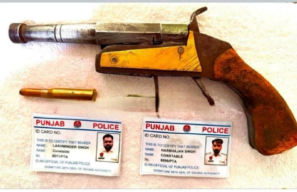 ਪੁਲਿਸ ਵੱਲੋਂ ਬਰਾਮਦ ਕੀਤਾ ਗਿਆ ਹਥਿਆਰ, ਫਰਜ਼ੀ ਪੁਲਿਸ ਪਛਾਣ ਪੱਤਰ। ਪੁਲਿਸ ਵੱਲੋਂ ਬਰਾਮਦ ਕੀਤਾ ਗਿਆ ਹਥਿਆਰ, ਫਰਜ਼ੀ ਪੁਲਿਸ ਪਛਾਣ ਪੱਤਰ।