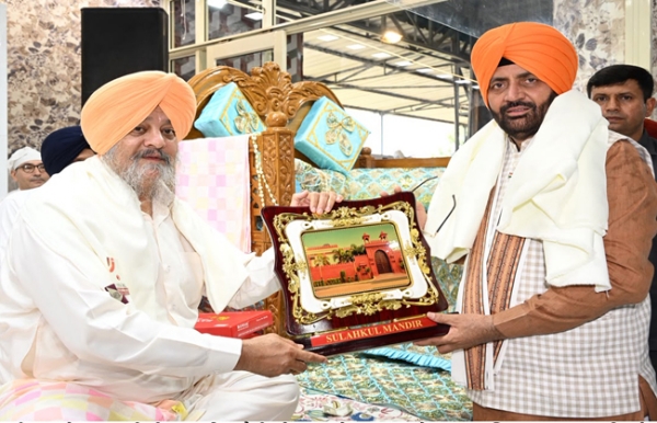हरियाणा के मुख्यमंत्री नायब सैनी अमृतसर में आयाेजित कार्यक्रम में भाग लेते हुए हरियाणा के मुख्यमंत्री नायब सैनी अमृतसर में आयाेजित कार्यक्रम में भाग लेते हुए