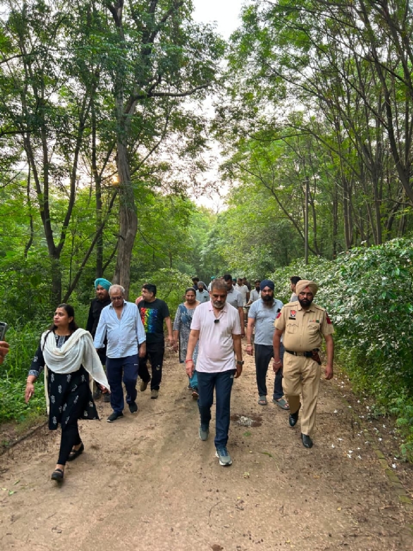 ਨੇਚਰ ਪਾਰਕ ਦਾ ਦੌਰਾ ਕਰਦੇ ਹੋਏ ਡੇਰਾਬੱਸੀ ਦੇ ਸਾਬਕਾ ਵਿਧਾਇਕ ਅਤੇ ਸ਼੍ਰੋਮਣੀ ਅਕਾਲੀ ਦਲ ਦੇ ਖਜ਼ਾਨਚੀ ਐਨ.ਕੇ. ਸ਼ਰਮਾ।