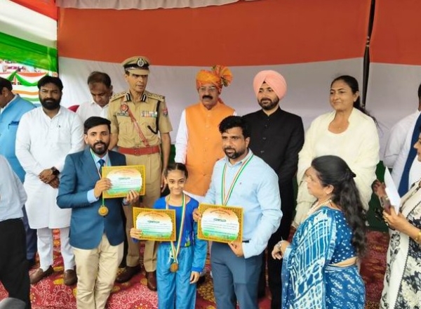 ਹਰਨਾਜ਼ ਕੌਰ ਦਾ ਸਲਮਾਨ ਕਰਦੇ ਹੋਏ ਮੰਤਰੀ ਮੋਹਿੰਦਰ ਭਗਤ, ਡਿਪਟੀ ਕਮਿਸ਼ਨਰ ਵਰਜੀਤ ਵਾਲੀਆ ਤੇ ਹੋਰ। ਹਰਨਾਜ਼ ਕੌਰ ਦਾ ਸਲਮਾਨ ਕਰਦੇ ਹੋਏ ਮੰਤਰੀ ਮੋਹਿੰਦਰ ਭਗਤ, ਡਿਪਟੀ ਕਮਿਸ਼ਨਰ ਵਰਜੀਤ ਵਾਲੀਆ ਤੇ ਹੋਰ।