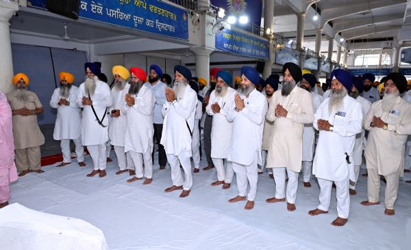 ਅਰਦਾਸ ਦੌਰਾਨ ਸ਼੍ਰੋਮਣੀ ਕਮੇਟੀ ਪ੍ਰਧਾਨ ਹਰਜਿੰਦਰ ਸਿੰਘ ਧਾਮੀ ਤੇ ਸੰਗਤ।