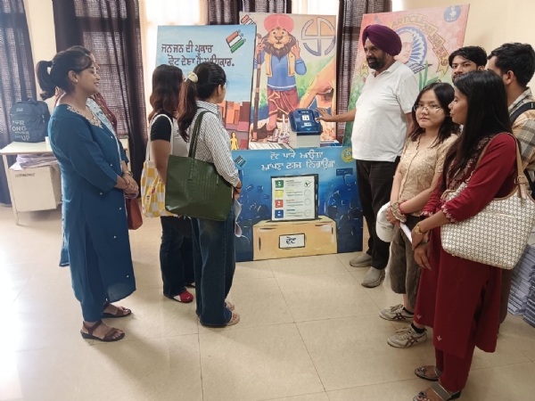 ਨਵੇਂ ਵੋਟਰਾਂ ਨੂੰ ਜਾਣਕਾਰੀ ਦਿੰਦੇ ਹੋਏ ਜ਼ਿਲ੍ਹਾ ਨੋਡਲ ਅਫ਼ਸਰ ਸਵੀਪ।