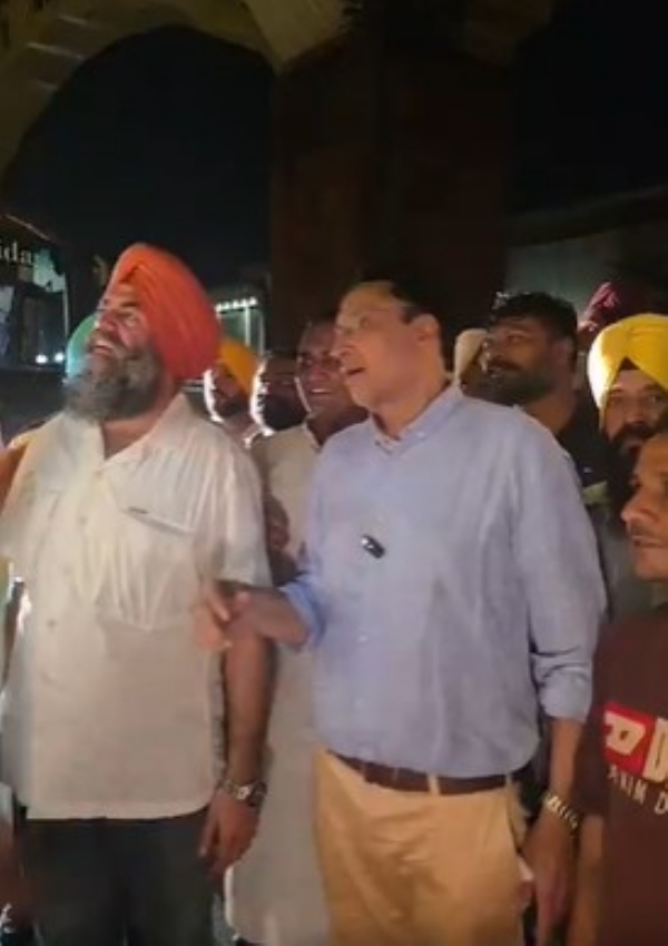 ਬੱਸ ਰਵਾਨਾ ਕਰਦੇ ਹੋਏ ਵਿਧਾਇਕ ਡਾ. ਅਜੇ ਗੁਪਤਾ।