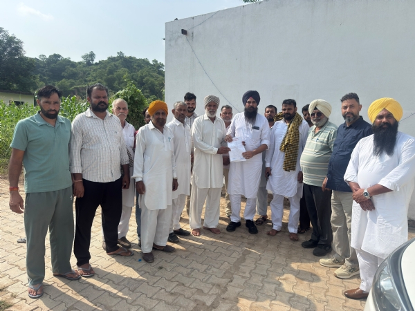 ਮੈਂਬਰ ਪਾਰਲੀਮੈਂਟ ਮਲਵਿੰਦਰ ਸਿੰਘ ਕੰਗ ਪਿੰਡ ਵਾਸੀਆਂ ਨਾਲ ਮੁਲਾਕਾਤ ਕਰਦੇ ਹੋਏ।