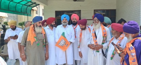ਜ਼ਿਲ੍ਹਾ ਭਾਜਪਾ ਪ੍ਰਧਾਨ ਸੰਦੀਪ ਸਿੰਘ ਬਰਾੜ ਦੀ ਰਹਿਨੁਮਾਈ ਹੇਠ ਭਾਜਪਾ ’ਚ ਸ਼ਾਮਲ ਹੁੰਦੇ ਹੋਏ ਲੋਕ। ਜ਼ਿਲ੍ਹਾ ਭਾਜਪਾ ਪ੍ਰਧਾਨ ਸੰਦੀਪ ਸਿੰਘ ਬਰਾੜ ਦੀ ਰਹਿਨੁਮਾਈ ਹੇਠ ਭਾਜਪਾ ’ਚ ਸ਼ਾਮਲ ਹੁੰਦੇ ਹੋਏ ਲੋਕ।