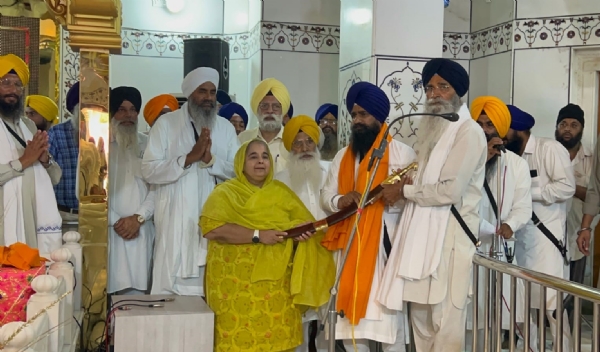ਸ੍ਰੀ ਅਕਾਲ ਤਖ਼ਤ ਸਾਹਿਬ ਦੇ ਜਥੇਦਾਰ ਗਿਆਨੀ ਕੁਲਦੀਪ ਸਿੰਘ ਗੜਗੱਜ ਦਾ ਸਨਮਾਨ ਕਰਦੇ ਹੋਏ ਪ੍ਰਬੰਧਕ।