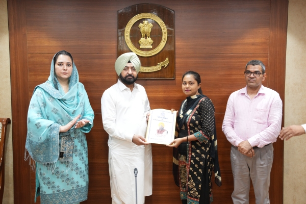 ਨਵ-ਨਿਯੁਕਤ ਕਰਮਚਾਰੀਆਂ ਨੂੰ ਨਿਯੁਕਤੀ ਪੱਤਰ ਸੌਂਪਦੇ ਹੋਏ ਮੰਤਰੀ ਹਰਦੀਪ ਸਿੰਘ ਮੁੰਡੀਆਂ