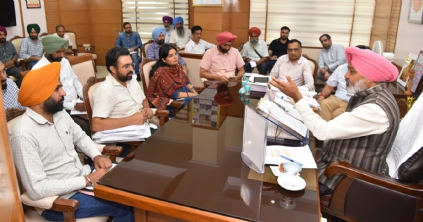 ਮੁਲਾਜ਼ਮ ਯੂਨੀਅਨਾਂ ਨਾਲ ਮੀਟਿੰਗ ਕਰਦੇ ਹੋਏ ਵਿੱਤ ਮੰਤਰੀ ਹਰਪਾਲ ਸਿੰਘ ਚੀਮਾ। ਮੁਲਾਜ਼ਮ ਯੂਨੀਅਨਾਂ ਨਾਲ ਮੀਟਿੰਗ ਕਰਦੇ ਹੋਏ ਵਿੱਤ ਮੰਤਰੀ ਹਰਪਾਲ ਸਿੰਘ ਚੀਮਾ।