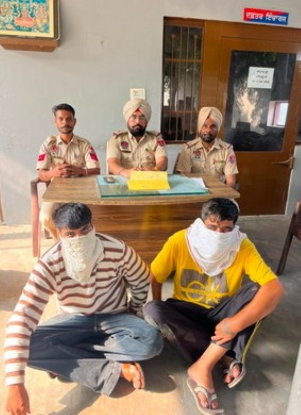 ਮੁਲਜ਼ਮਾਂ ਬਾਰੇ ਜਾਣਕਾਰੀ ਦਿੰਦੇ ਹੋਏ ਪੁਲਿਸ ਅਧਿਕਾਰੀ।
