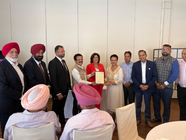 ਓਂਟਾਰੀਓ ਸਰਕਾਰ ਦੀ ਵਪਾਰ ਵਿਕਾਸ ਮੰਤਰੀ ਨੀਨਾ ਤਾਂਗੜੀ ਅਤੇ ਬਾਲ ਮੁਕੰਦ ਸ਼ਰਮਾ ਦਾ ਸਨਮਾਨ ਕਰਦੇ ਹੋਏ ਪ੍ਰਬੰਧਕ। ਓਂਟਾਰੀਓ ਸਰਕਾਰ ਦੀ ਵਪਾਰ ਵਿਕਾਸ ਮੰਤਰੀ ਨੀਨਾ ਤਾਂਗੜੀ ਅਤੇ ਬਾਲ ਮੁਕੰਦ ਸ਼ਰਮਾ ਦਾ ਸਨਮਾਨ ਕਰਦੇ ਹੋਏ ਪ੍ਰਬੰਧਕ।