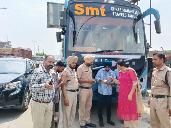 ਉਲੰਘਣਾ ਕਰਨ ਵਾਲੀਆਂ ਬੱਸਾਂ ਦੇ ਚਲਾਨ ਕੱਟਦੇ ਹੋਏ ਅਧਿਕਾਰੀ।