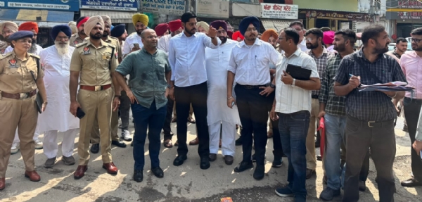ਵਿਧਾਇਕ ਅਮਨਸ਼ੇਰ ਸਿੰਘ ਸ਼ੈਰੀ ਕਲਸੀ ਅਤੇ ਡਿਪਟੀ ਕਮਿਸ਼ਨਰ ਗੁਰਦਾਸਪੁਰ ਆਦਿਤਿਆ ਉੱਪਲ ਜਾਇਜਾ ਲੈਂਦੇ ਹੋਏ। ਵਿਧਾਇਕ ਅਮਨਸ਼ੇਰ ਸਿੰਘ ਸ਼ੈਰੀ ਕਲਸੀ ਅਤੇ ਡਿਪਟੀ ਕਮਿਸ਼ਨਰ ਗੁਰਦਾਸਪੁਰ ਆਦਿਤਿਆ ਉੱਪਲ ਜਾਇਜਾ ਲੈਂਦੇ ਹੋਏ।