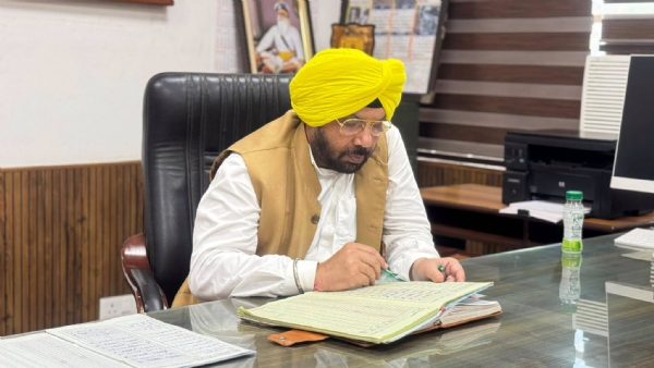 ਚੈਕਿੰਗ ਕਰਦੇ ਹੋਏ ਲੋਕ ਨਿਰਮਾਣ ਮੰਤਰੀ ਹਰਭਜਨ ਸਿੰਘ ਈਟੀਓ।