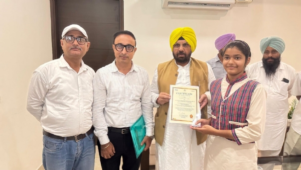 ਮੰਤਰੀ ਹਰਭਜਨ ਸਿੰਘ ਈ.ਟੀ.ਓ. ਵੱਲੋਂ ਮਾਣਮੱਤੀ ਪ੍ਰਾਪਤੀ ਲਈ ਵਿਦਿਆਰਥਣ ਟੀਯਾ ਦਾ ਵਿਸ਼ੇਸ਼ ਸਨਮਾਨ ਕਰਦੇ ਹੋਏ।