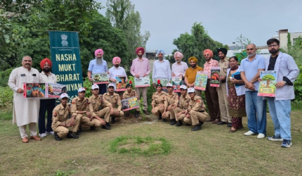 ਬੂਟੇ ਲਗਾਉਂਦੇ ਹੋਏ ਰਾਜਦੀਪ ਸਿੰਘ ਗਿੱਲ, ਅਮਰਜੋਤ ਸਿੰਘ ਗਿੱਲ, ਸ਼ਿਵਦੁਲਾਰ ਸਿੰਘ ਢਿੱਲੋਂ ਅਤੇ ਹੋਰ।