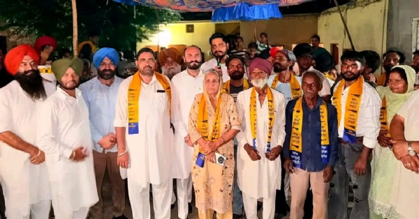 ਪਰਿਵਾਰਾਂ ਨੂੰ ਆਪ ’ਚ ਸ਼ਾਮਲ ਕਰਦੇ ਹੋਏ ਵਿਧਾਇਕ ਅਮਨਸ਼ੇਰ ਸਿੰਘ ਸ਼ੈਰੀ ਕਲਸੀ। ਪਰਿਵਾਰਾਂ ਨੂੰ ਆਪ ’ਚ ਸ਼ਾਮਲ ਕਰਦੇ ਹੋਏ ਵਿਧਾਇਕ ਅਮਨਸ਼ੇਰ ਸਿੰਘ ਸ਼ੈਰੀ ਕਲਸੀ।