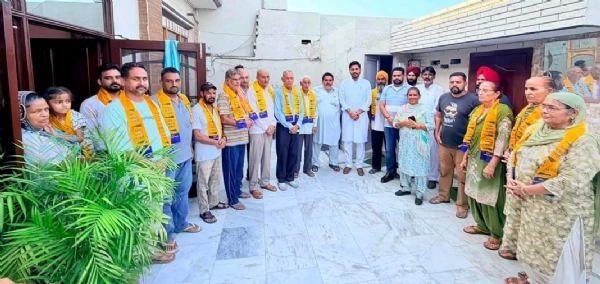 ਆਪ ’ਚ ਸ਼ਾਮਲ ਹੋਏ ਪਰਿਵਾਰਾਂ ਨਾਲ ਤਸਵੀਰ ਸਾਂਝੀ ਕਰਵਾਉਂਦੇ ਹੋਏ  ਵਿਧਾਇਕ ਅਤੇ ਪੰਜਾਬ ‘ਆਪ’ ਦੇ ਕਾਰਜਕਾਰੀ ਪ੍ਰਧਾਨ ਸ਼ੈਰੀ ਕਲਸੀ ।
