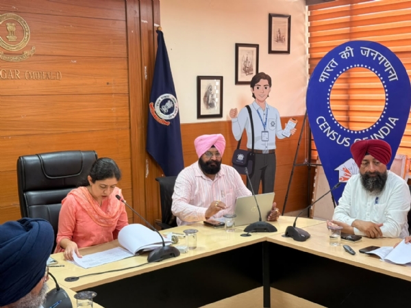 ਮੀਟਿੰਗ ਦੌਰਾਨ ਜ਼ਿਲ੍ਹਾ ਪ੍ਰਬੰਧਕੀ ਕੰਪਲੈਕਸ ਵਿਖੇ ਸਹਾਇਕ ਕਮਿਸ਼ਨਰ (ਜ) ਡਾ. ਅੰਕਿਤਾ ਕਾਂਸਲ ਅਤੇ ਜ਼ਿਲ੍ਹਾ ਟਰੇਡਰਜ਼ ਕਮਿਸ਼ਨ ਦੇ ਚੇਅਰਮੈਨ ਰਣਜੀਤ ਪਾਲ ਸਿੰਘ। ਮੀਟਿੰਗ ਦੌਰਾਨ ਜ਼ਿਲ੍ਹਾ ਪ੍ਰਬੰਧਕੀ ਕੰਪਲੈਕਸ ਵਿਖੇ ਸਹਾਇਕ ਕਮਿਸ਼ਨਰ (ਜ) ਡਾ. ਅੰਕਿਤਾ ਕਾਂਸਲ ਅਤੇ ਜ਼ਿਲ੍ਹਾ ਟਰੇਡਰਜ਼ ਕਮਿਸ਼ਨ ਦੇ ਚੇਅਰਮੈਨ ਰਣਜੀਤ ਪਾਲ ਸਿੰਘ।