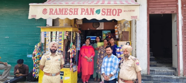 ਉਲੰਘਣਾ ਕਰਨ ਵਾਲਿਆਂ ਦੇ ਚਲਾਨ ਕੱਟਦੇ ਹੋਏ ਅਧਿਕਾਰੀ। ਉਲੰਘਣਾ ਕਰਨ ਵਾਲਿਆਂ ਦੇ ਚਲਾਨ ਕੱਟਦੇ ਹੋਏ ਅਧਿਕਾਰੀ।