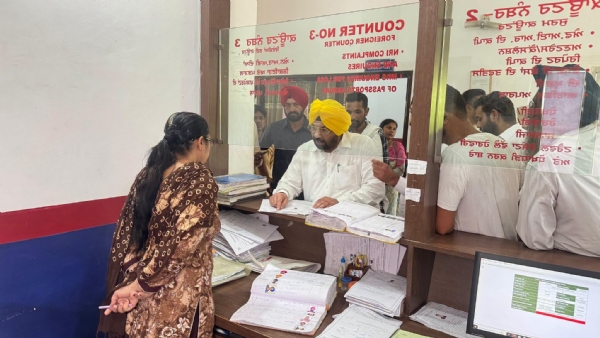ਪੁਲਿਸ ਸਾਂਝ ਕੇਂਦਰ ਜੰਡਿਆਲਾ ਗੁਰੂ ਦੀ ਚੈਕਿੰਗ ਕਰਦੇ ਹੋਏ ਮੰਤਰੀ ਹਰਭਜਨ ਸਿੰਘ ਈਟੀਓ। ਪੁਲਿਸ ਸਾਂਝ ਕੇਂਦਰ ਜੰਡਿਆਲਾ ਗੁਰੂ ਦੀ ਚੈਕਿੰਗ ਕਰਦੇ ਹੋਏ ਮੰਤਰੀ ਹਰਭਜਨ ਸਿੰਘ ਈਟੀਓ।