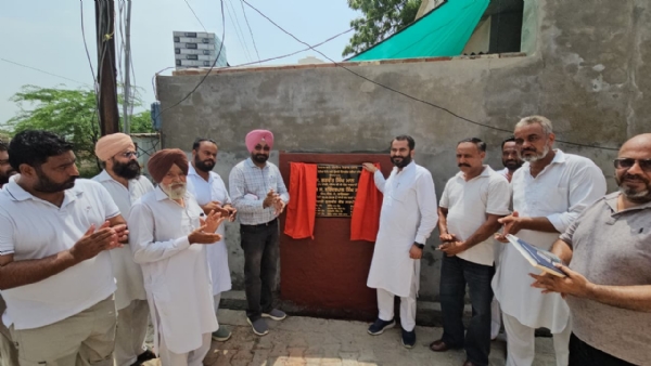 ਫਾਜ਼ਿਲਕਾ ਦੇ ਵਿਧਾਇਕ ਨਰਿੰਦਰ ਪਾਲ ਸਿੰਘ ਸਵਨਾ ਵਿਕਾਸ ਕਾਰਜ ਦਾ ਉਦਘਾਟਨ ਕਰਦੇ ਹੋਏ। ਫਾਜ਼ਿਲਕਾ ਦੇ ਵਿਧਾਇਕ ਨਰਿੰਦਰ ਪਾਲ ਸਿੰਘ ਸਵਨਾ ਵਿਕਾਸ ਕਾਰਜ ਦਾ ਉਦਘਾਟਨ ਕਰਦੇ ਹੋਏ।