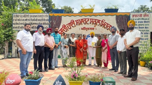 ਮੰਤਰੀ ਹਰਭਜਨ ਸਿੰਘ ਈਟੀਓ ਵੱਲੋਂ ਜੰਡਿਆਲਾ ਗੁਰੂ ਵਿਧਾਨ ਸਭਾ ਹਲਕੇ ਦੇ ਸਰਕਾਰੀ ਸਕੂਲਾਂ ਦਾ ਦੌਰਾ ਕਰ ਜਾਇਜਾ ਲੈਂਦੇ ਹੋਏ। ਮੰਤਰੀ ਹਰਭਜਨ ਸਿੰਘ ਈਟੀਓ ਵੱਲੋਂ ਜੰਡਿਆਲਾ ਗੁਰੂ ਵਿਧਾਨ ਸਭਾ ਹਲਕੇ ਦੇ ਸਰਕਾਰੀ ਸਕੂਲਾਂ ਦਾ ਦੌਰਾ ਕਰ ਜਾਇਜਾ ਲੈਂਦੇ ਹੋਏ।