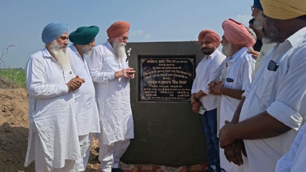 ਸਪੀਕਰ ਕੁਲਤਾਰ ਸਿੰਘ ਸੰਧਵਾਂ ਪਾਈਪਲਾਈਨ ਦਾ ਉਦਘਾਟਨ ਕਰਦੇ ਹੋਏ।