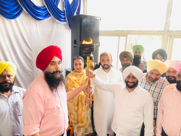 ਮਸ਼ਾਲ ਦਾ ਸਵਾਗਤ ਕਰਦੇ ਹੋਏ ਸੰਸਦ ਮੈਂਬਰ ਮਲਵਿੰਦਰ ਸਿੰਘ ਕੰਗ, ਵਿਧਾਇਕ ਕੁਲਵੰਤ ਸਿੰਘ ਤੇ ਹੋਰ। ਮਸ਼ਾਲ ਦਾ ਸਵਾਗਤ ਕਰਦੇ ਹੋਏ ਸੰਸਦ ਮੈਂਬਰ ਮਲਵਿੰਦਰ ਸਿੰਘ ਕੰਗ, ਵਿਧਾਇਕ ਕੁਲਵੰਤ ਸਿੰਘ ਤੇ ਹੋਰ।