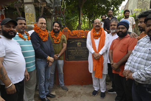 ਸੜਕੀ ਪ੍ਰਾਜੈਕਟਾਂ ਦੇ ਨੀਂਹ ਪੱਥਰ ਰੱਖਦੇ ਹੋਏ ਮੰਤਰੀ ਮੋਹਿੰਦਰ ਭਗਤ ਤੇ ਹੋਰ।