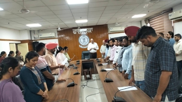 ਸਮਾਗਮ ਦੌਰਾਨ ਵੱਖ-ਵੱਖ ਵਿਭਾਗਾਂ ਦੇ ਅਧਿਕਾਰੀ ਅਤੇ ਕਰਮਚਾਰੀ ਨਸ਼ਿਆਂ ਵਿਰੁੱਧ ਸਹੁੰ ਚੁੱਕਦੇ ਹੋਏ।