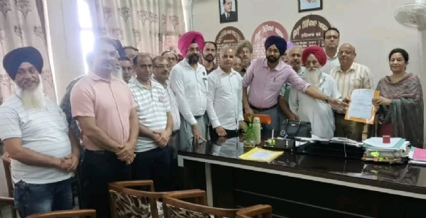 ਸਮੂਹਿਕ ਛੁੱਟੀ ਲੈਣ ਦਾ ਨੋਟਿਸ ਡੀ.ਈ.ਓ. ਨੂੰ ਸੌਂਪਦੇ ਅਧਿਆਪਕ। ਸਮੂਹਿਕ ਛੁੱਟੀ ਲੈਣ ਦਾ ਨੋਟਿਸ ਡੀ.ਈ.ਓ. ਨੂੰ ਸੌਂਪਦੇ ਅਧਿਆਪਕ।