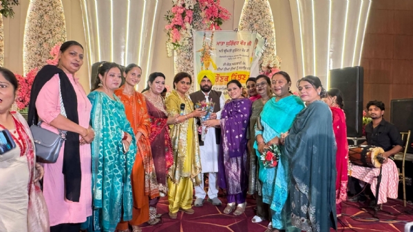 ਕੈਬਨਿਟ ਮੰਤਰੀ ਹਰਭਜਨ ਸਿੰਘ ਈ.ਟੀ.ਓ. ਦਾ ਸਵਾਗਤ ਕਰਦੀਆਂ ਹੋਈਆਂ ਮਹਿਲਾਵਾਂ। ਕੈਬਨਿਟ ਮੰਤਰੀ ਹਰਭਜਨ ਸਿੰਘ ਈ.ਟੀ.ਓ. ਦਾ ਸਵਾਗਤ ਕਰਦੀਆਂ ਹੋਈਆਂ ਮਹਿਲਾਵਾਂ।