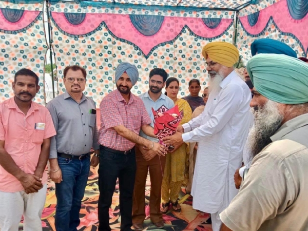 ਫਰੀਦਕੋਟ ਦੇ ਵਿਧਾਇਕ ਗੁਰਦਿੱਤ ਸਿੰਘ ਸੇਖੋਂ ਨੂੰ ਗੁਲਦਸਤਾ ਭੇਂਟ ਕਰਦੇ ਹੋਏ ਡਾਕਟਰ ਤੇ ਹੋਰ। ਫਰੀਦਕੋਟ ਦੇ ਵਿਧਾਇਕ ਗੁਰਦਿੱਤ ਸਿੰਘ ਸੇਖੋਂ ਨੂੰ ਗੁਲਦਸਤਾ ਭੇਂਟ ਕਰਦੇ ਹੋਏ ਡਾਕਟਰ ਤੇ ਹੋਰ।