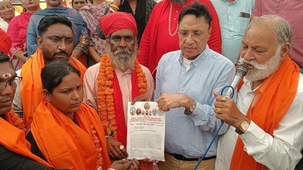 ਮੰਗਾਂ ਸਬੰਧੀ ਵਿਧਾਇਕ ਡਾ. ਗੁਪਤਾ ਨੂੰ ਮੰਗ ਪੱਤਰ ਸੌਂਪਦੇ ਹੋਏ ਵਾਲਮੀਕਿ ਭਾਈਚਾਰੇ ਦੇ ਲੋਗ। ਮੰਗਾਂ ਸਬੰਧੀ ਵਿਧਾਇਕ ਡਾ. ਗੁਪਤਾ ਨੂੰ ਮੰਗ ਪੱਤਰ ਸੌਂਪਦੇ ਹੋਏ ਵਾਲਮੀਕਿ ਭਾਈਚਾਰੇ ਦੇ ਲੋਗ।