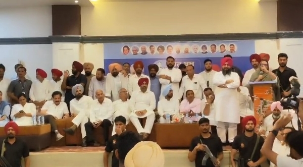 कार्यक्रम में पंजाब कांग्रेस प्रभारी भूपेश बघेल, राजा वड़िंग, विधायक कुलदीप सिंह काला ढिल्लों, पूर्व मंत्री ब्रह्म मोहिंद्रा कार्यक्रम में पंजाब कांग्रेस प्रभारी भूपेश बघेल, राजा वड़िंग, विधायक कुलदीप सिंह काला ढिल्लों, पूर्व मंत्री ब्रह्म मोहिंद्रा
